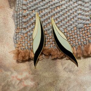 Vintage Meov 80s Elegant Black and Gold Leaf Stud Earrings